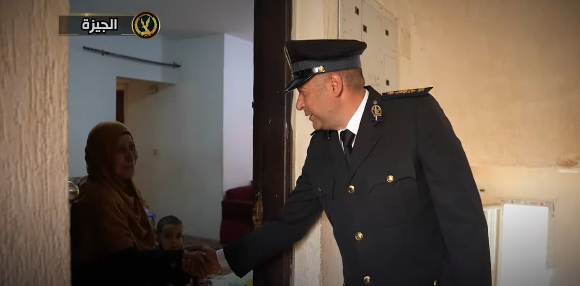 الداخلية توزع مساعدات على المواطنين فى شهر رمضان.. صور