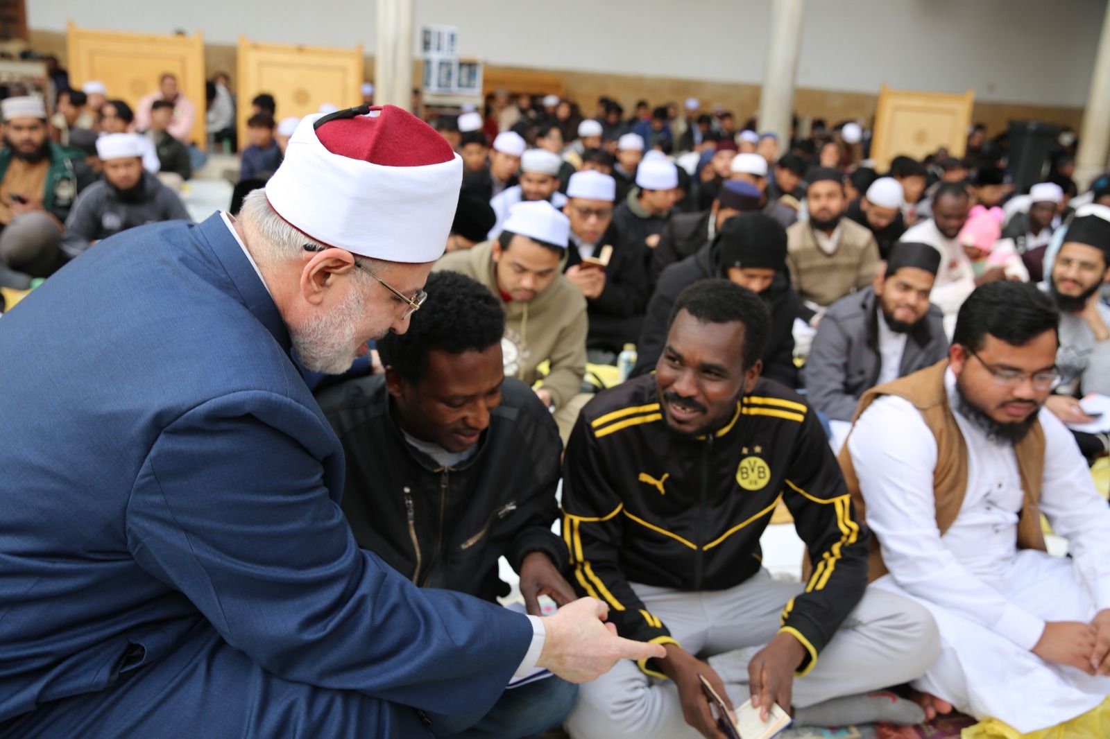 وكيل الأزهر يشارك الطلاب الوافدين إفطارهم فى الجامع الأزهر.. صور