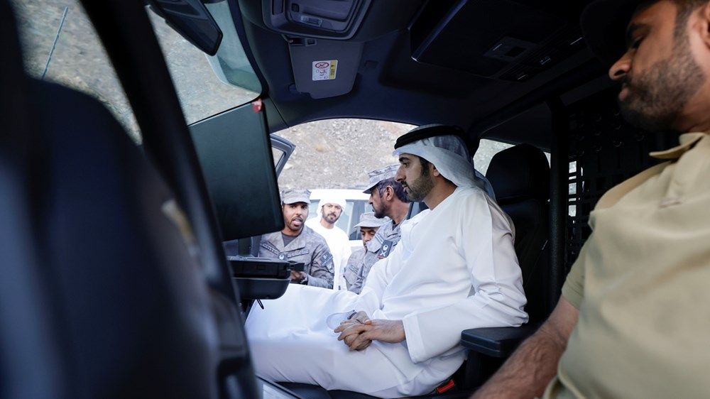 حمدان بن محمد يشارك فرق حرس الحدود بمنطقة حتا طعام الإفطار