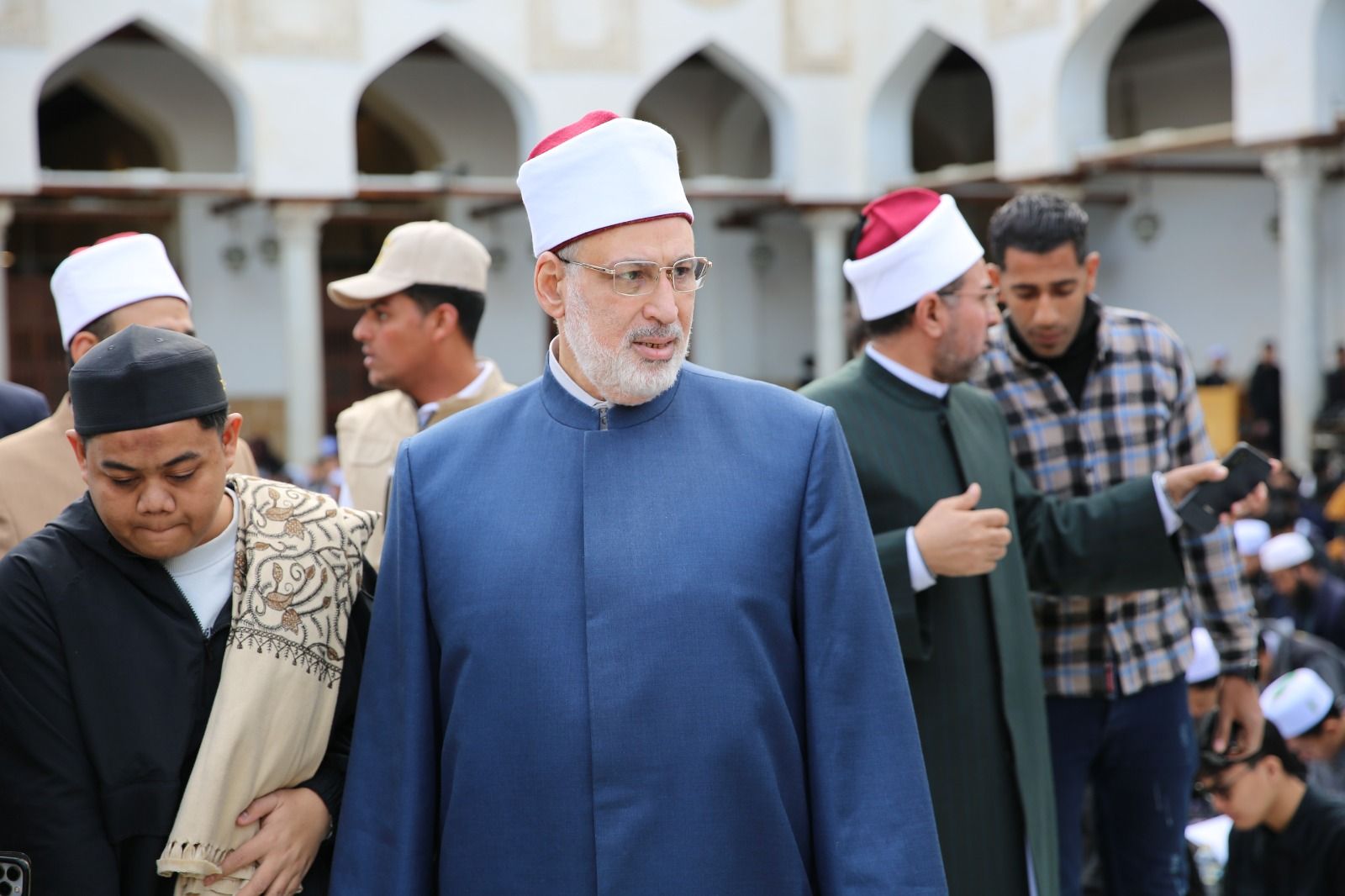 وكيل الأزهر يشارك الطلاب الوافدين إفطارهم فى الجامع الأزهر.. صور