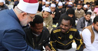 وكيل الأزهر يشارك الطلاب الوافدين إفطارهم فى الجامع الأزهر.. صور