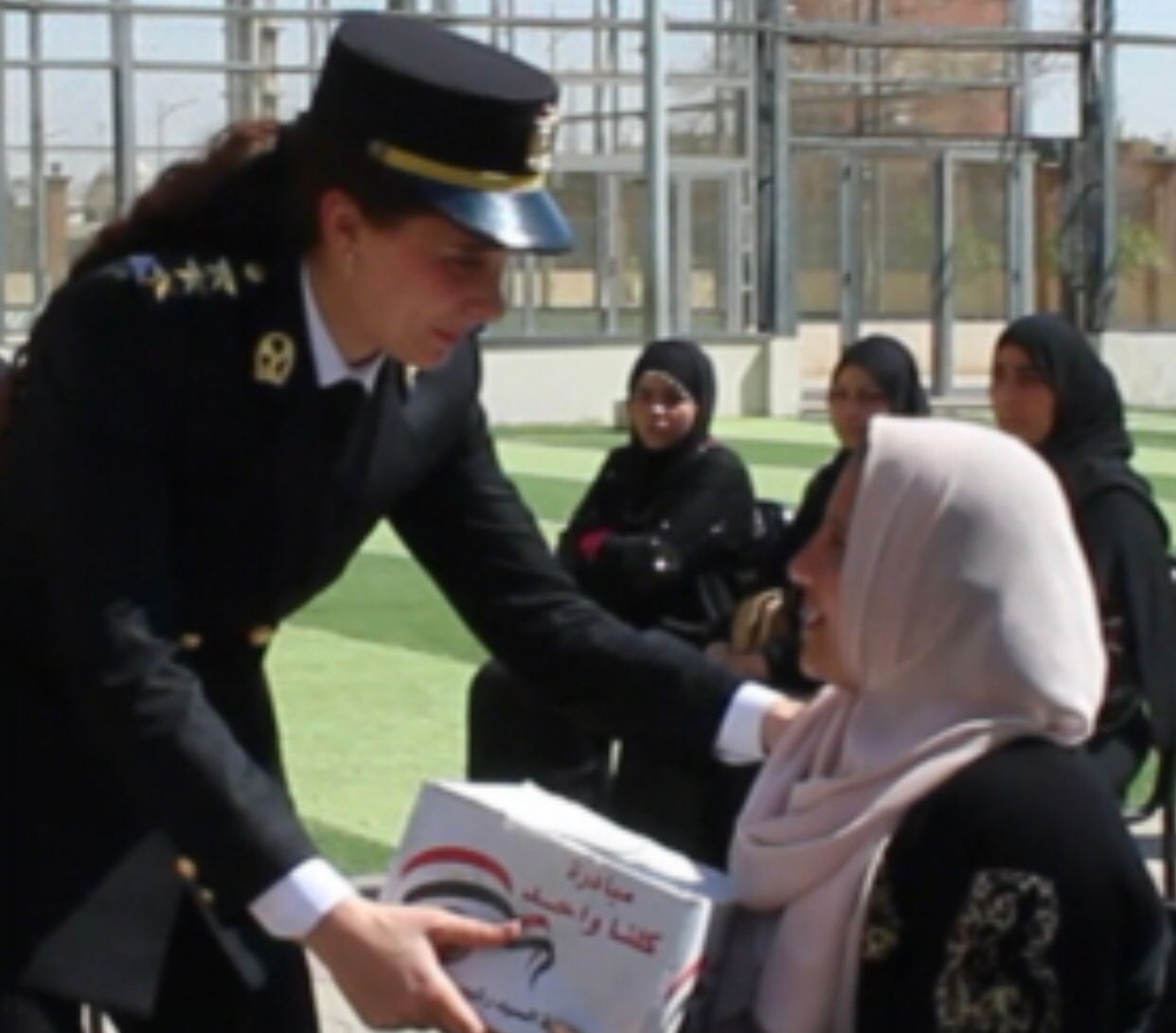 وزارة الداخلية توزع عبوات غذائية مجانية فى رمضان.. صور