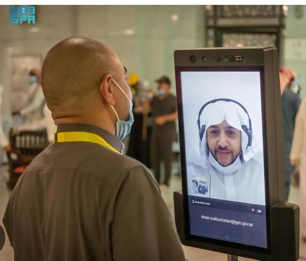 "شؤون الحرمين".. روبوت توجيهي بـ 11 لغة لتعزيز تجربة القاصدين