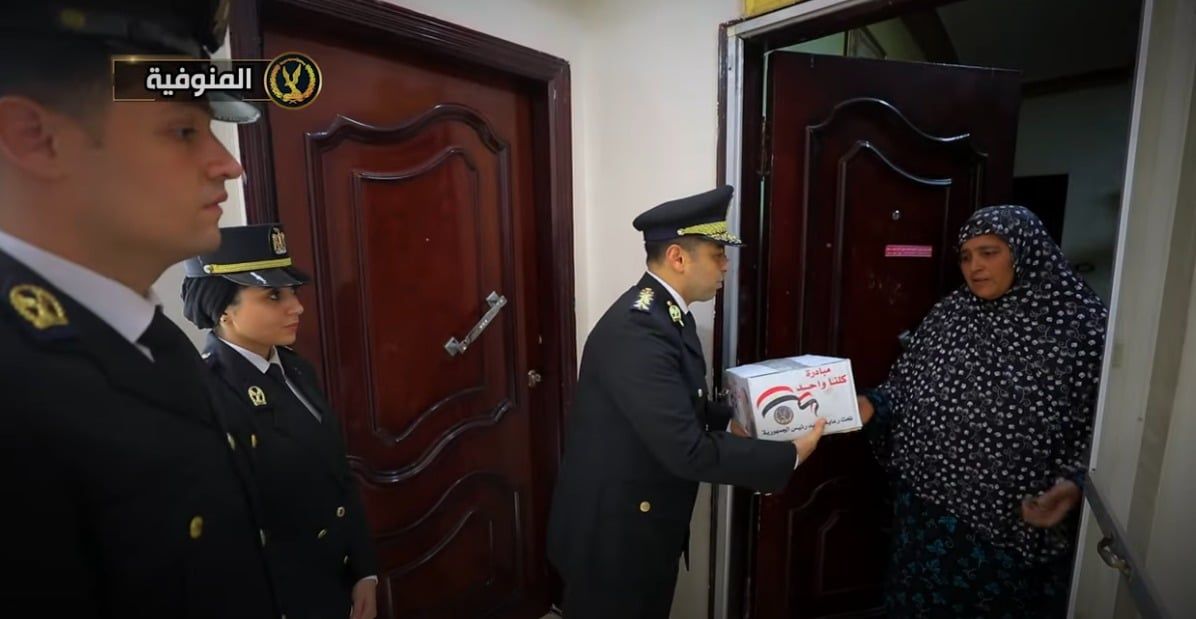 الداخلية توزع مساعدات على المواطنين فى شهر رمضان.. صور