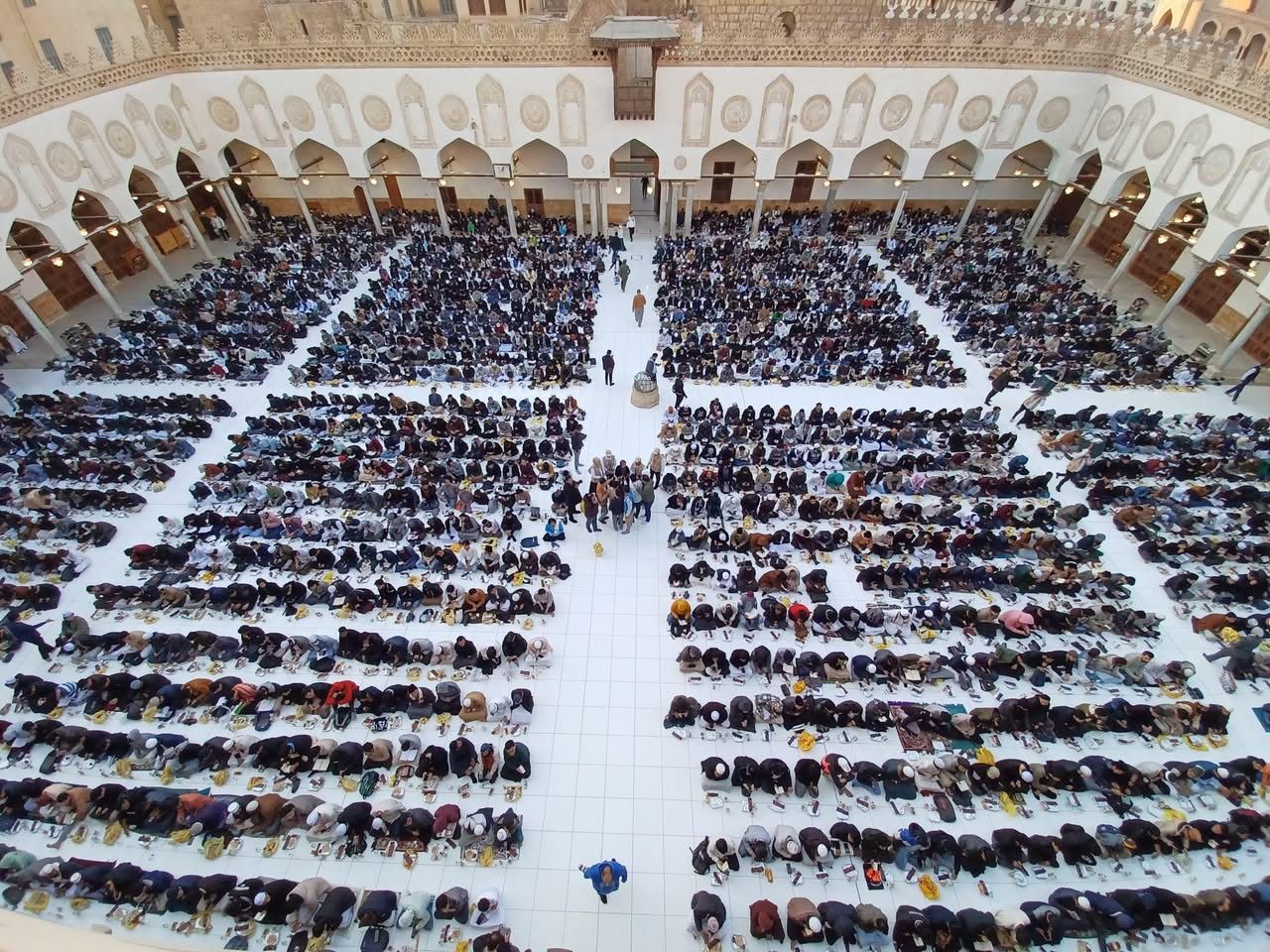 مائدة عالمية.. الجامع الأزهر يحتضن آلاف الوافدين وتقديم 3000 وجبة إفطار