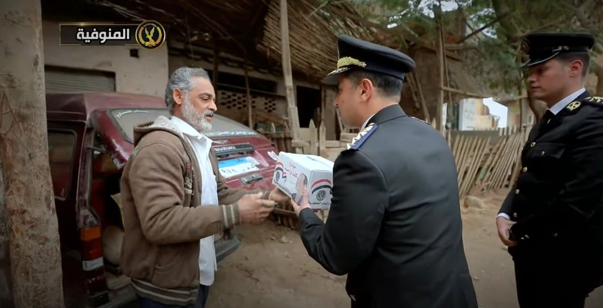 الداخلية توزع مساعدات على المواطنين فى شهر رمضان.. صور