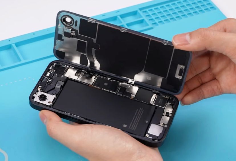 تكنولوجيا: تفكيك iPhone 16e يكشف عن بطارية أكبر بكثير وتحسينات في الصيانة