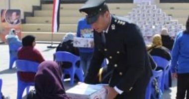 وزارة الداخلية توزع عبوات غذائية مجانية فى رمضان.. صور
