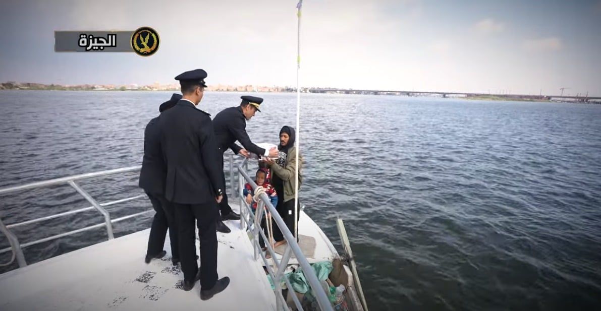 الداخلية توزع مساعدات على المواطنين فى شهر رمضان.. صور