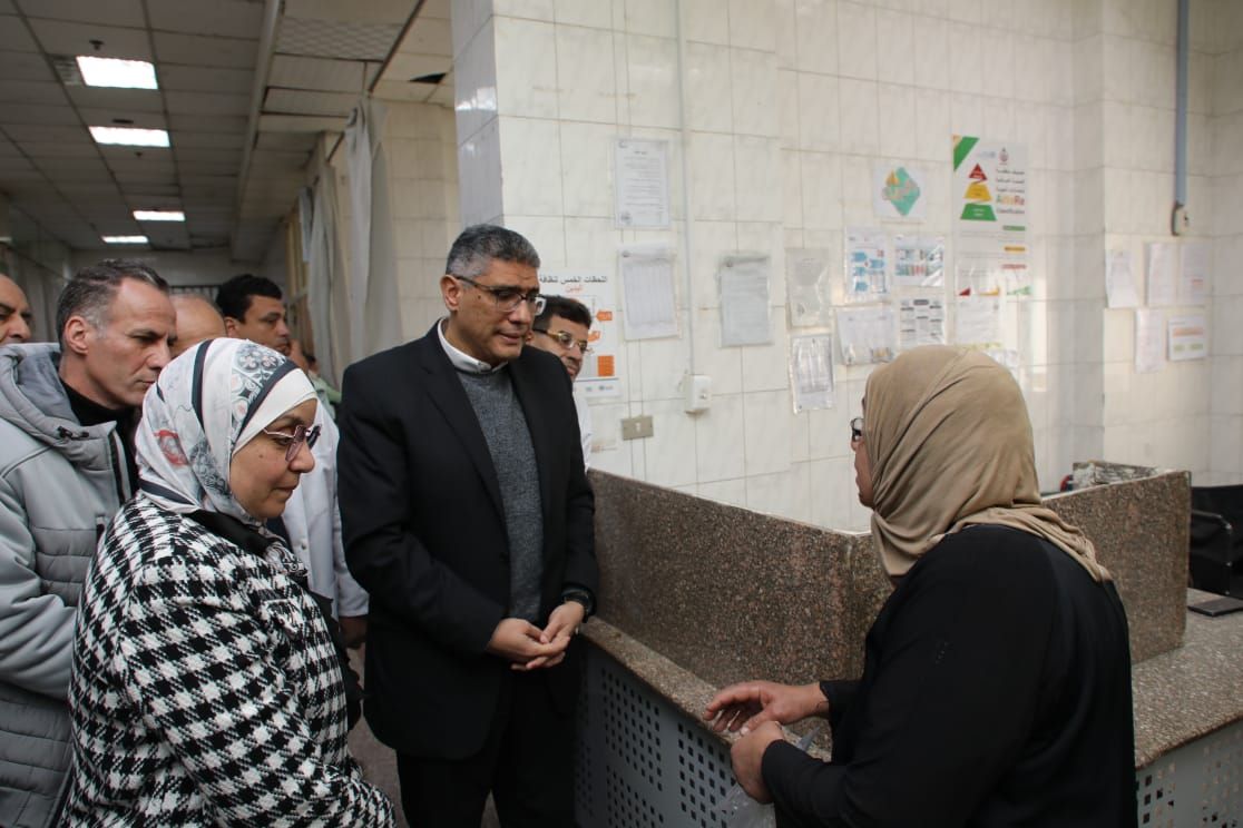 محافظ الجيزة يتفقد مستشفى الوراق المركزى فى زيارة مفاجئة.. ويستمع لشكاوى المرضى