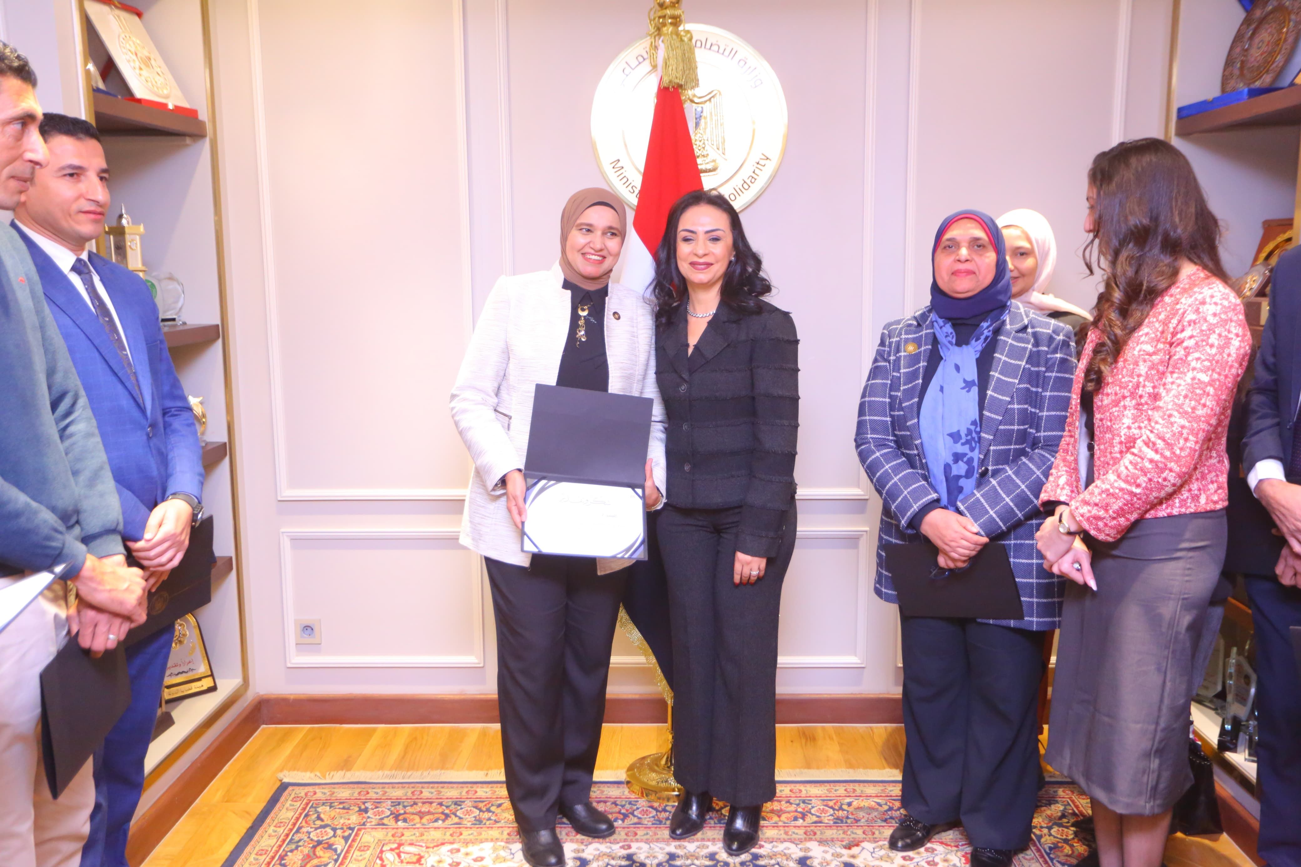 وزيرة التضامن تكرم فريق عمل مركز استقبال أبناء العاملين بديوان الوزارة بالعاصمة