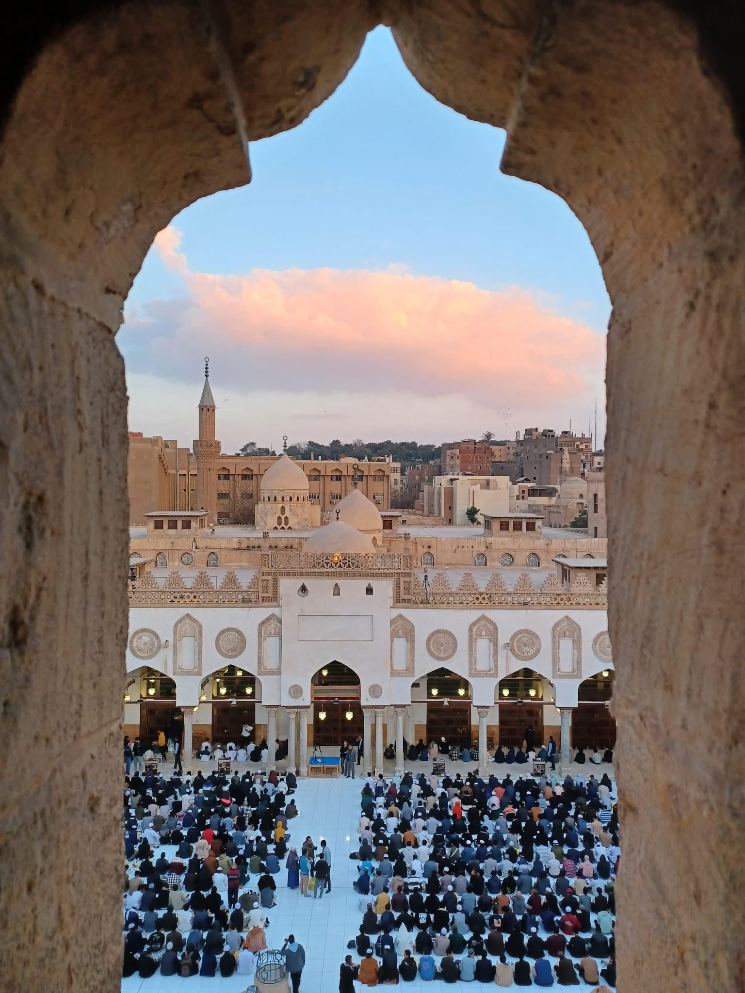 مائدة عالمية.. الجامع الأزهر يحتضن آلاف الوافدين وتقديم 3000 وجبة إفطار