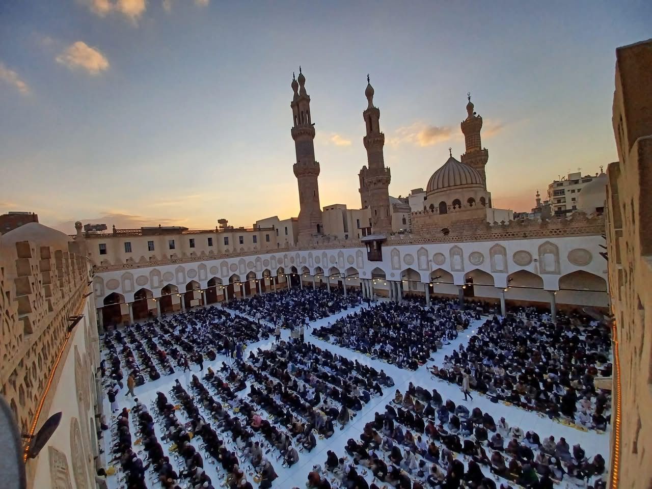 مائدة عالمية.. الجامع الأزهر يحتضن آلاف الوافدين وتقديم 3000 وجبة إفطار