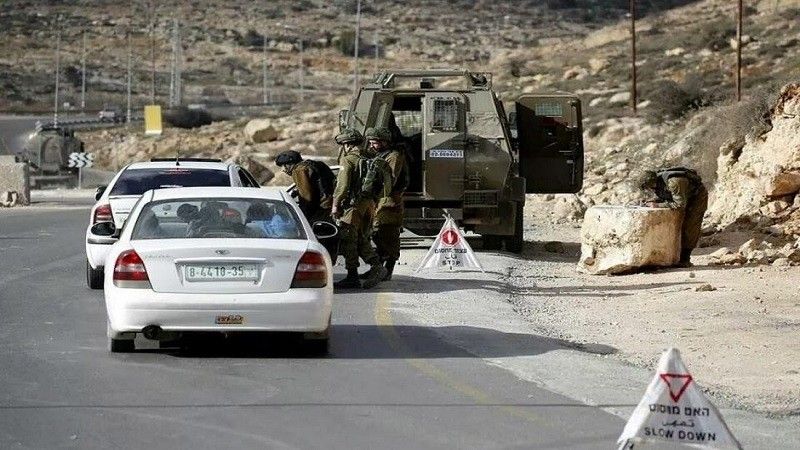 قوات الاحتلال الإسرائيلي تنصب حاجزا عسكريا في جبل الرحمة بالخليل
