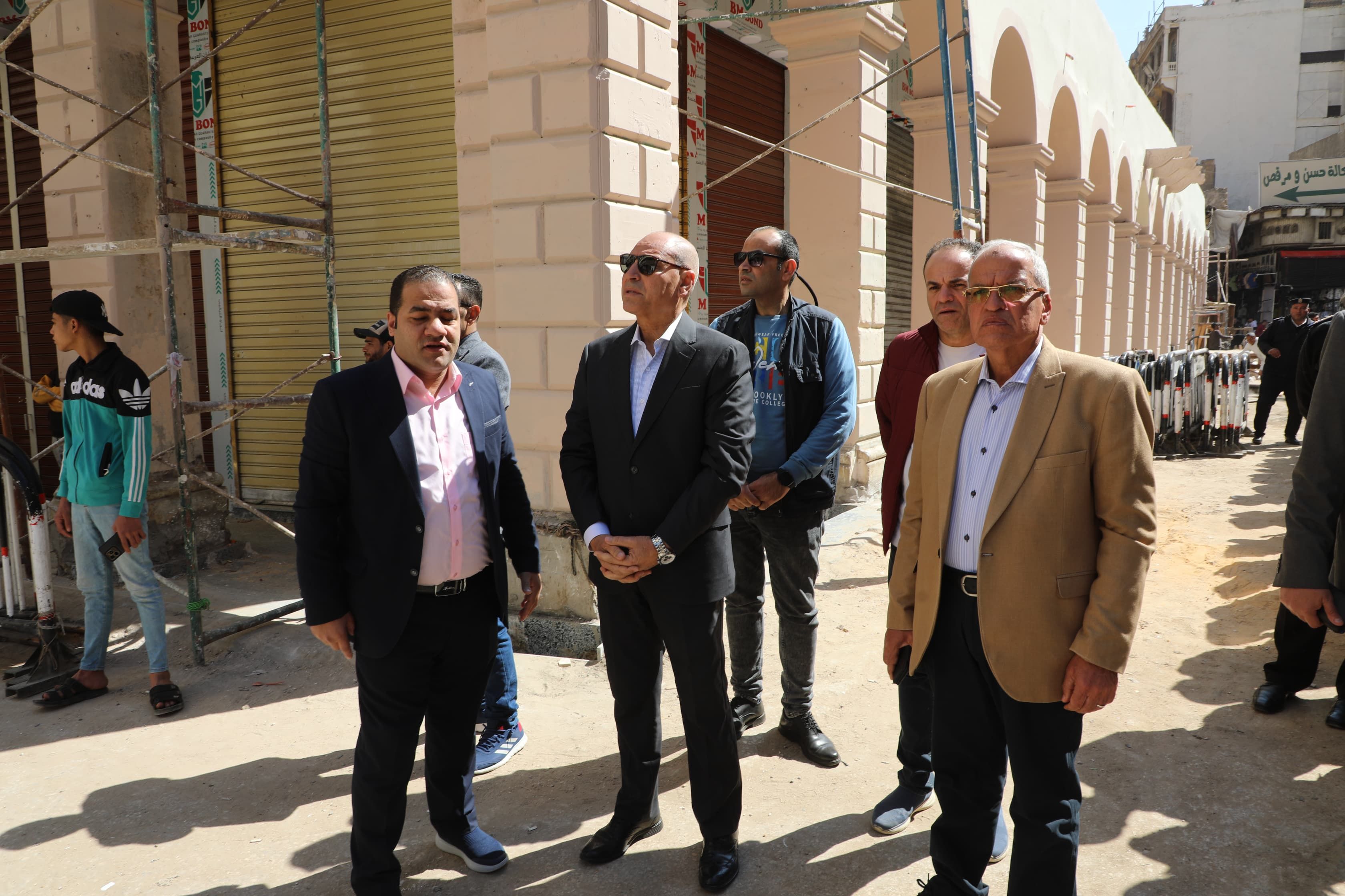 محافظ القاهرة يتفقد 3 شوارع بالعتبة ويوجه بنقل الباعة الجائلين بشكل مؤقت