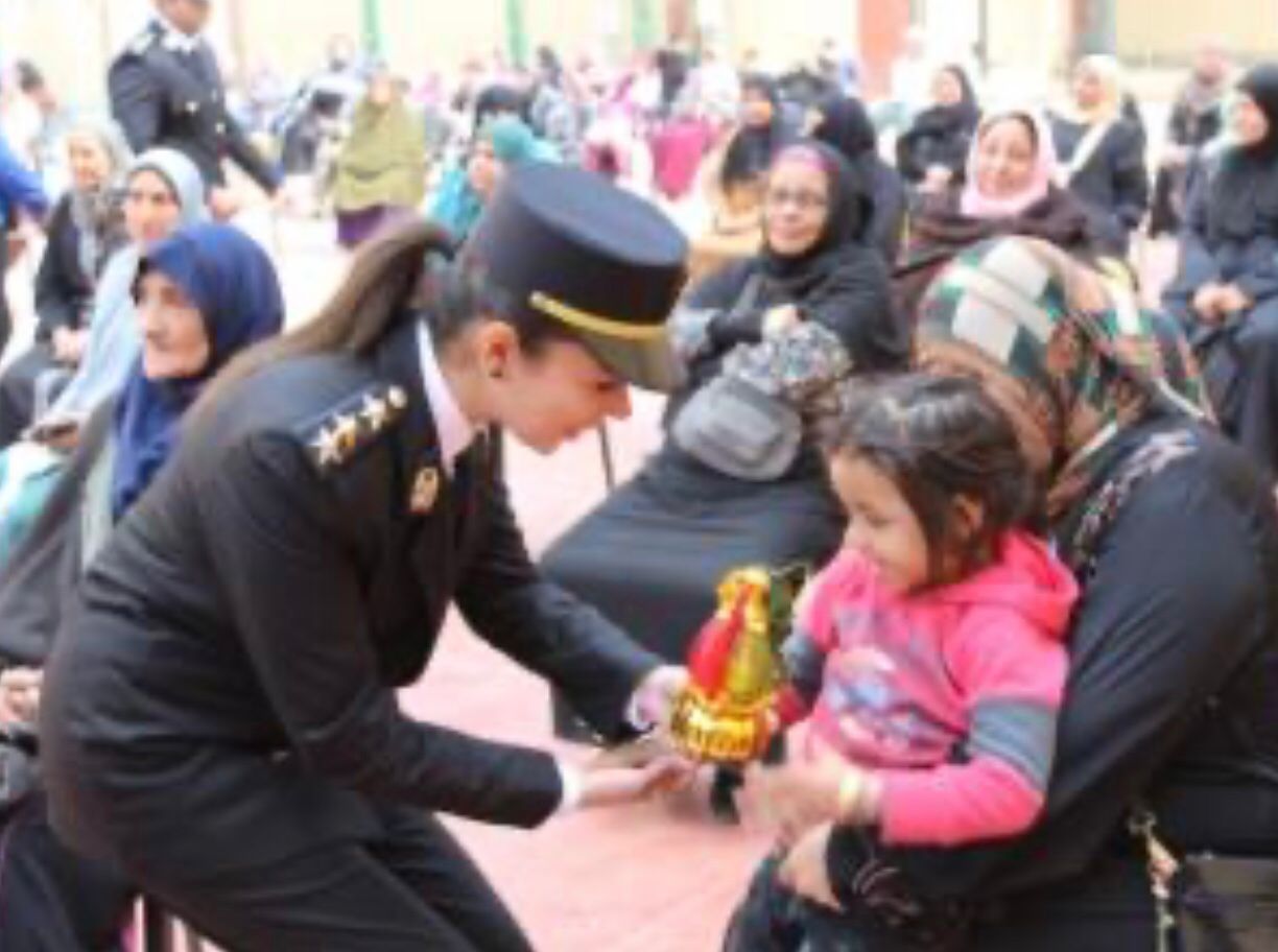 وزارة الداخلية توزع عبوات غذائية مجانية فى رمضان.. صور