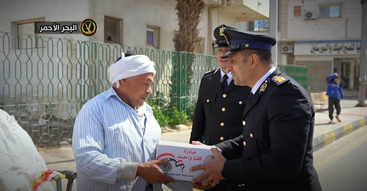 الداخلية توزع مساعدات على المواطنين فى شهر رمضان.. صور