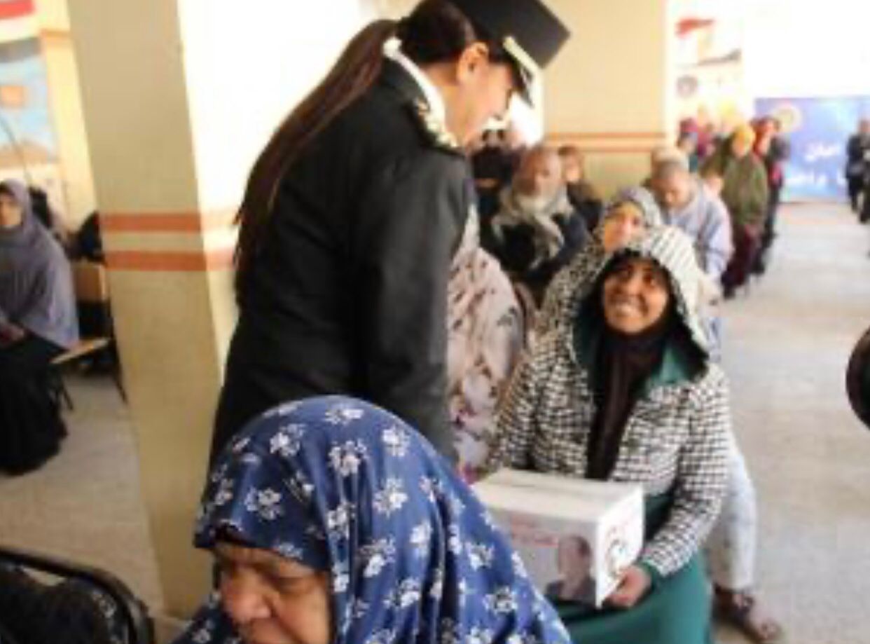 وزارة الداخلية توزع عبوات غذائية مجانية فى رمضان.. صور