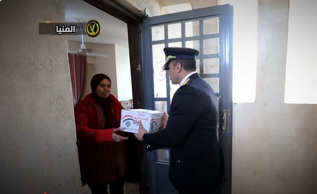 الداخلية توزع مساعدات على المواطنين فى شهر رمضان.. صور
