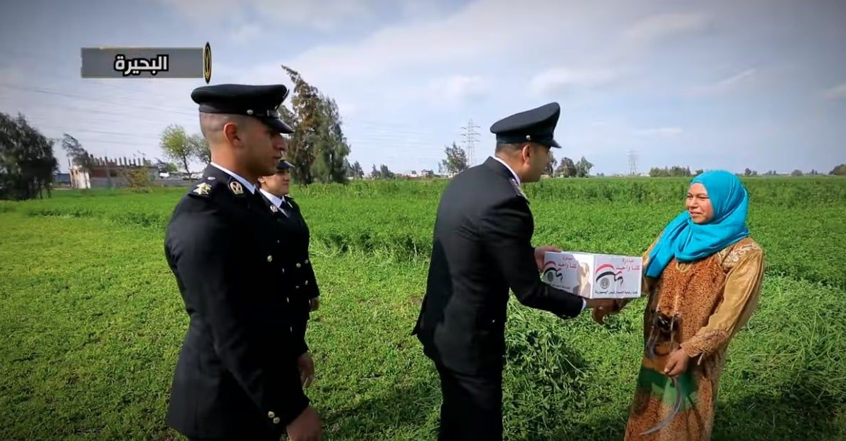 الداخلية توزع مساعدات على المواطنين فى شهر رمضان.. صور