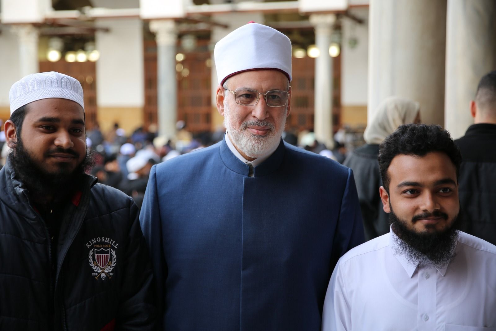 وكيل الأزهر يشارك الطلاب الوافدين إفطارهم فى الجامع الأزهر.. صور