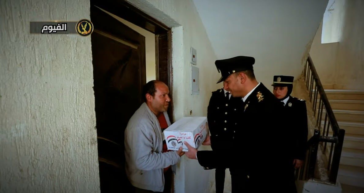 الداخلية توزع مساعدات على المواطنين فى شهر رمضان.. صور