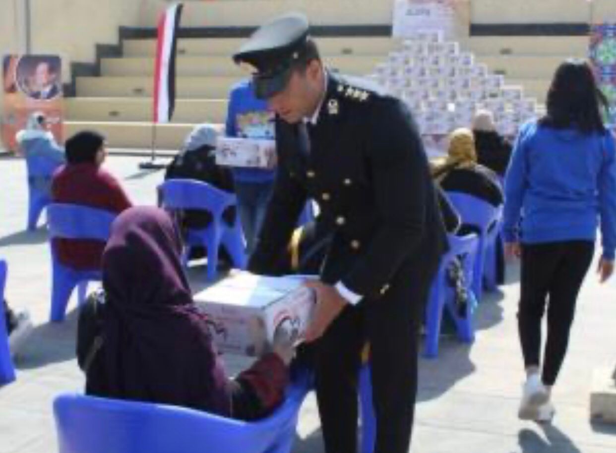 وزارة الداخلية توزع عبوات غذائية مجانية فى رمضان.. صور