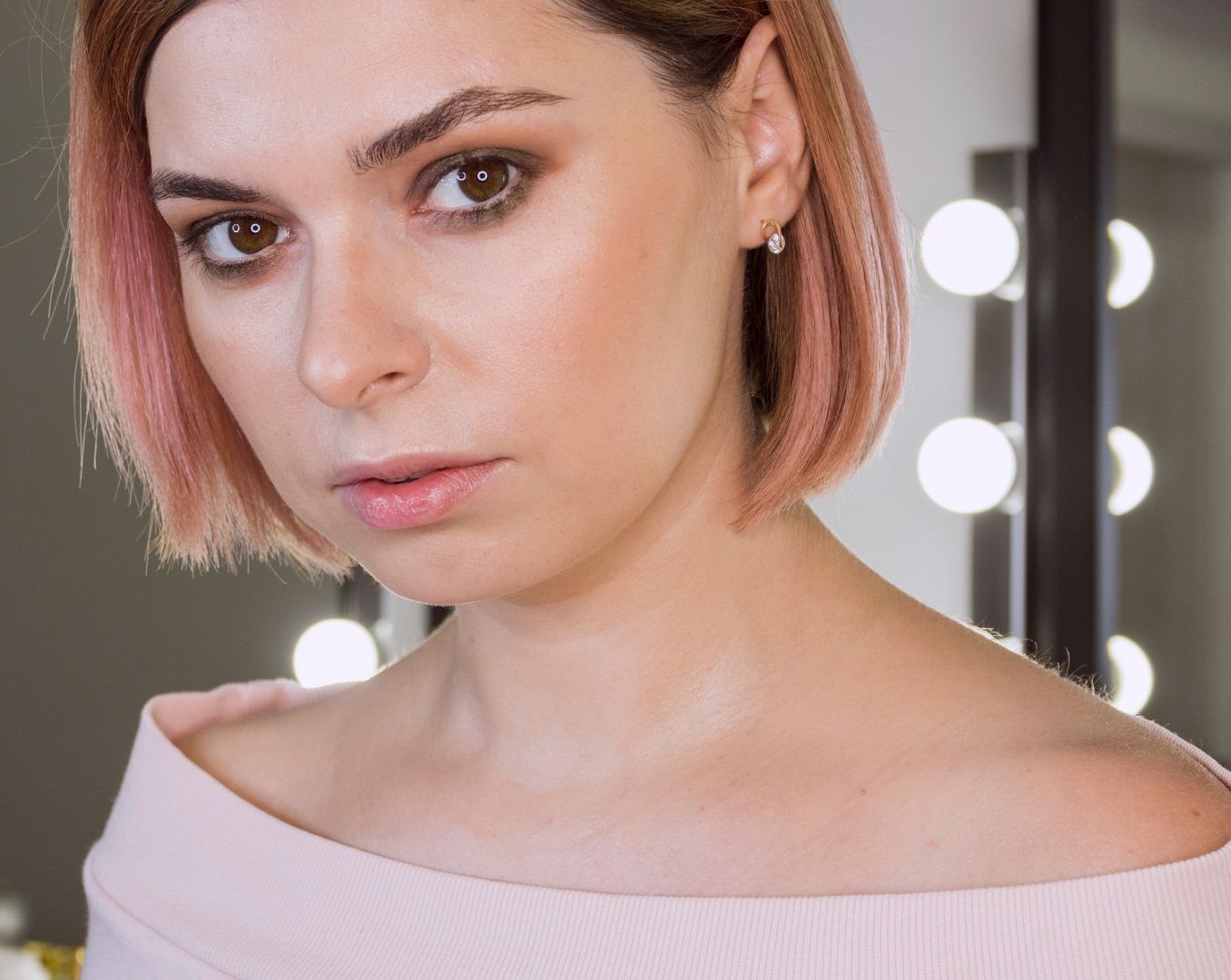 طريقة وضع مكياج بسيط وناعم.. كيف تحصلين على إطلالة طبيعية في دقائق؟