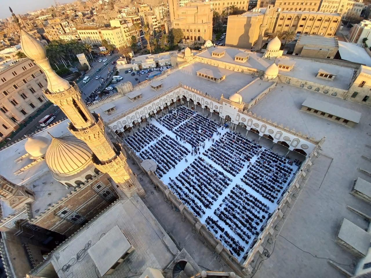 مائدة عالمية.. الجامع الأزهر يحتضن آلاف الوافدين وتقديم 3000 وجبة إفطار