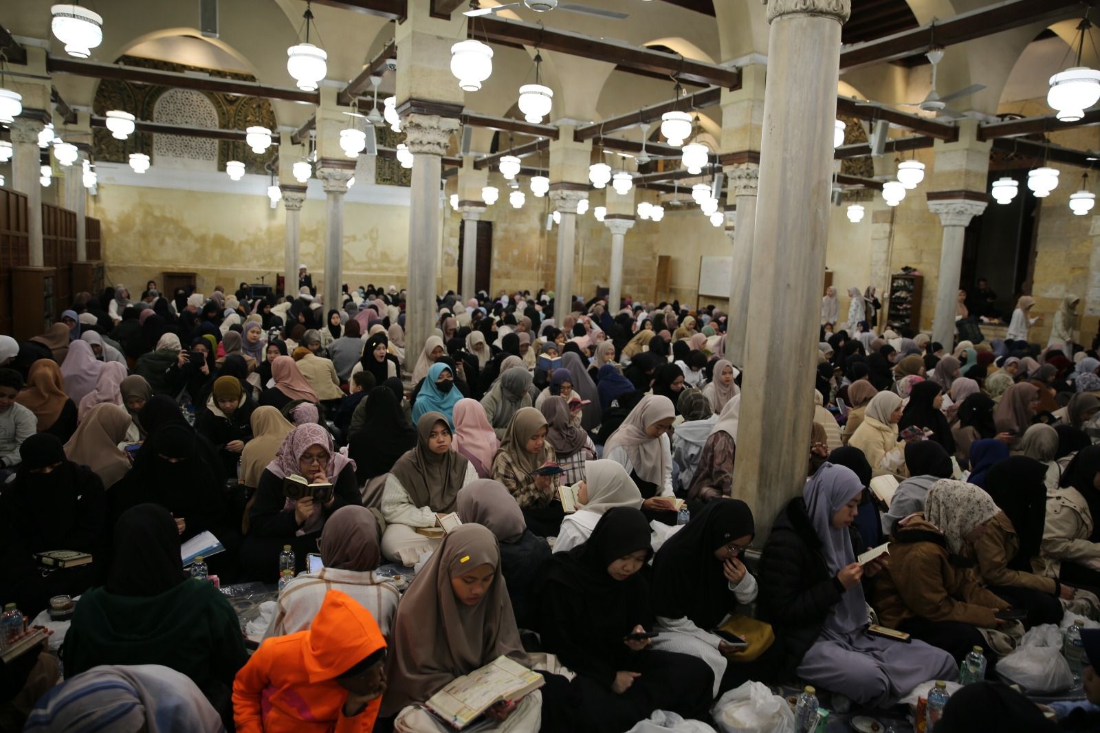 وكيل الأزهر يشارك الطلاب الوافدين إفطارهم فى الجامع الأزهر.. صور