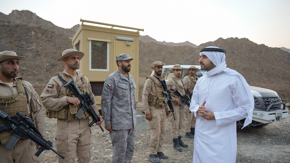 حمدان بن محمد يشارك فرق حرس الحدود بمنطقة حتا طعام الإفطار