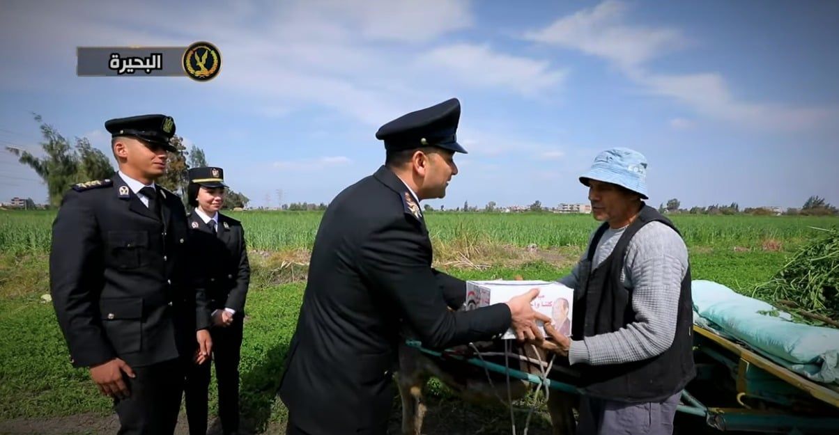 الداخلية توزع مساعدات على المواطنين فى شهر رمضان.. صور