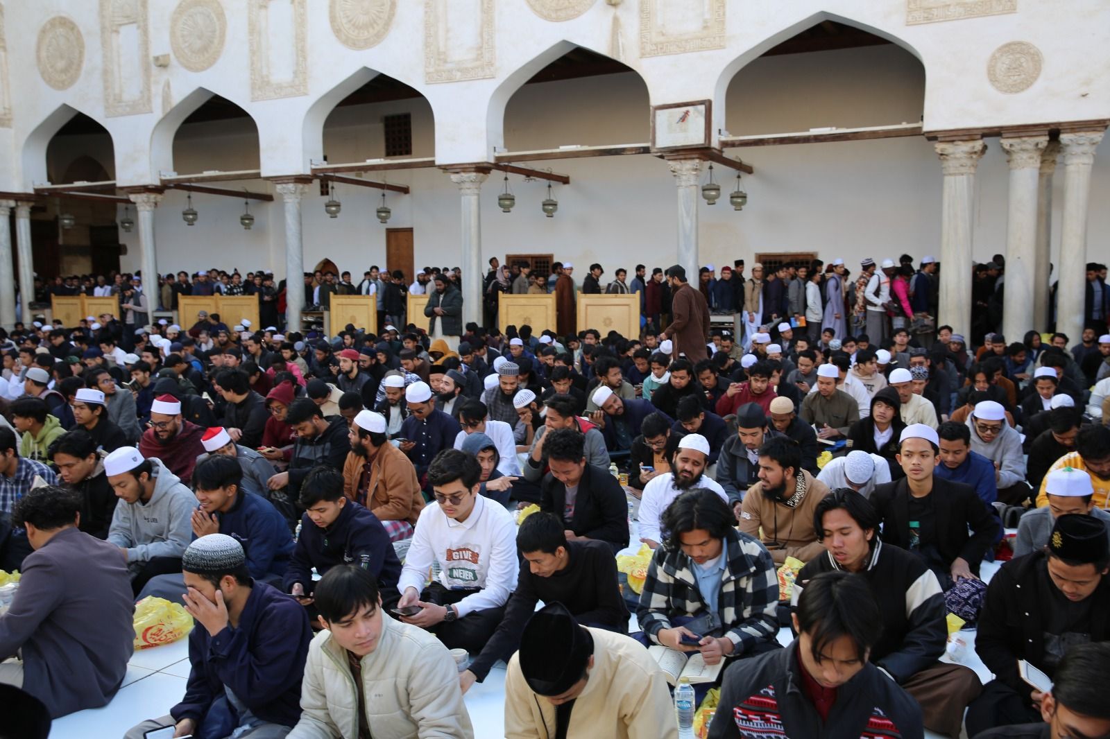 وكيل الأزهر يشارك الطلاب الوافدين إفطارهم فى الجامع الأزهر.. صور