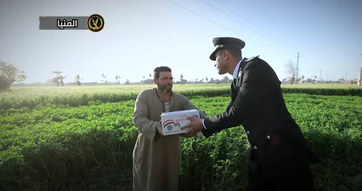 الداخلية توزع مساعدات على المواطنين فى شهر رمضان.. صور