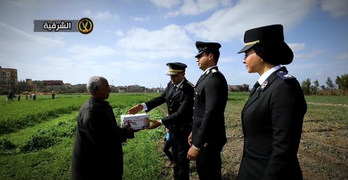 الداخلية توزع مساعدات على المواطنين فى شهر رمضان.. صور