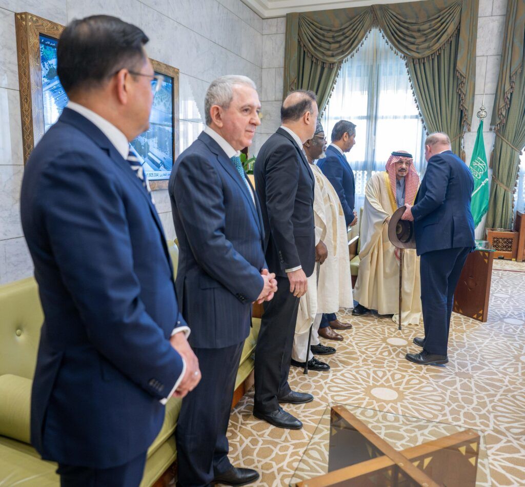 السعودية | نيابة عن خادم الحرمين الشريفين وولي العهد.. أمير الرياض يستقبل عميد السلك الدبلوماسي سفير جيبوتي ورؤساء المجموعات الجغرافية المعتمدين لدى المملكة