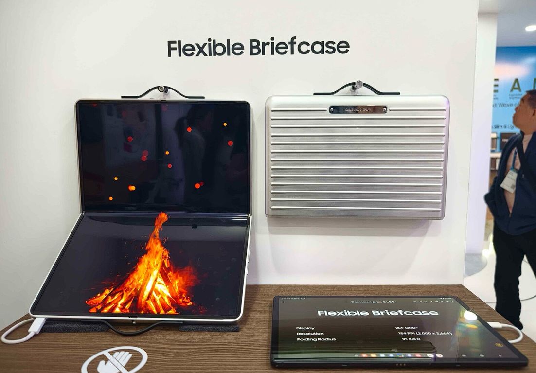 تكنولوجيا: سامسونج تكشف عن Flexible Briefcase جهاز محمول قابل للطي يتحول إلى حقيبة يد #MWC25