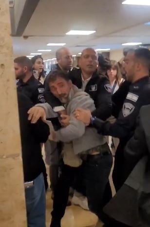 خناقة في الكنيست الإسرائيلية بسبب "مصالح نتنياهو الشخصية".. فيديو وصور