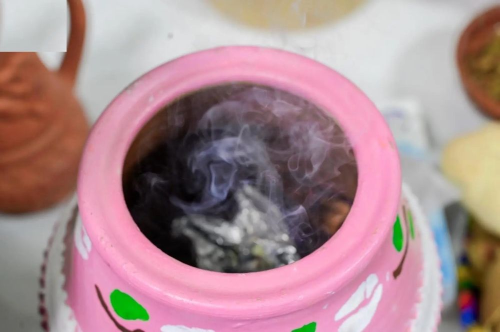 من تقاليد الضيافة.. "الماء المبخر" يجسد الكرم الجازاني في رمضان