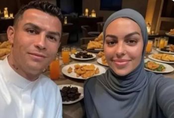 جورجينا رودريجيز تفاجئ جمهورها بإطلالة محتشمة بالحجاب برفقة رونالدو