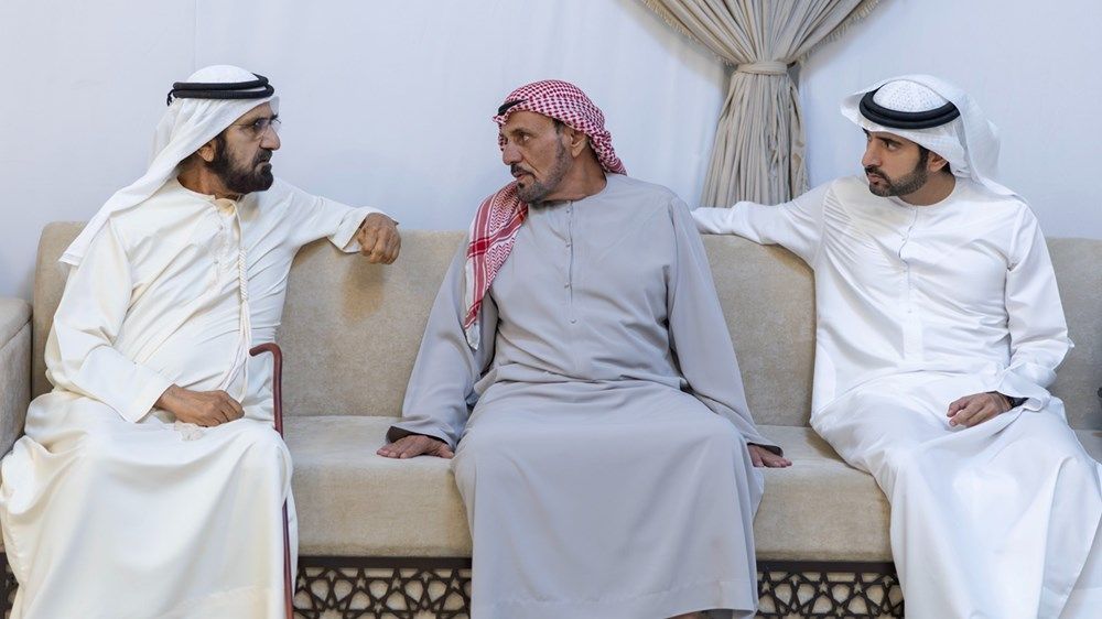 محمد بن راشد يقدم واجب العزاء في وفاة عبدالله بن ضاحي العميمي