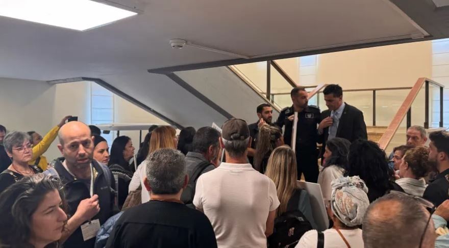 خناقة في الكنيست الإسرائيلية بسبب "مصالح نتنياهو الشخصية".. فيديو وصور