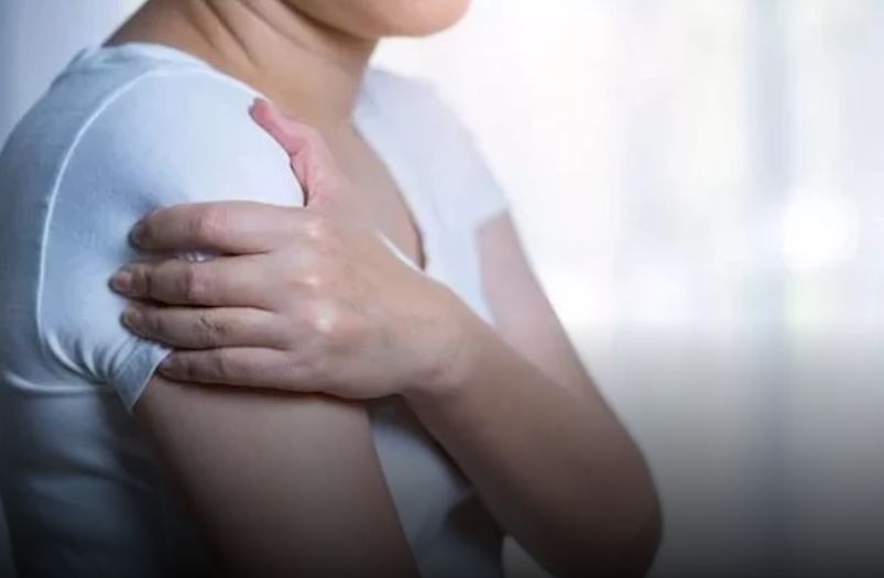 ألم الكتف الأيمن والكبد...طبيب يوضح العلاقة الصادمة بينهما