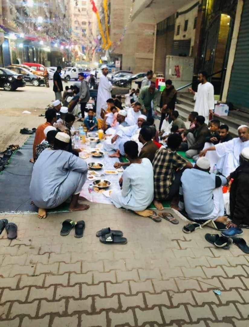 شاهد بالفيديو.. إفطار سودانيين بمنطقة “كعابيش” بحي فيصل بالقاهرة يخطف الأضواء ومتابعون: (طلعنا من السودان لكن السودان حلف ما يطلع مننا)