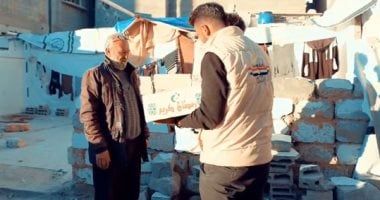 اللجنة المصرية توزع هدايا ومساعدات على المواطنين الفلسطينيين بقطاع غزة بحلول شهر رمضان