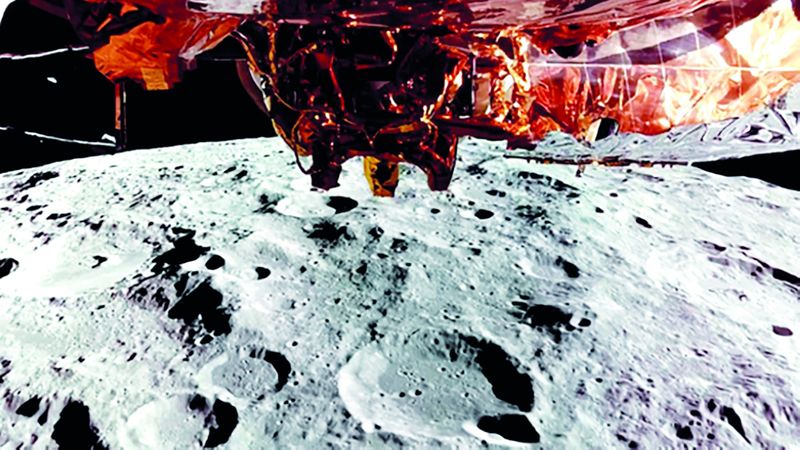 الامارات | مركبة فضائية تابعة لشركة خاصة تهبط على القمر