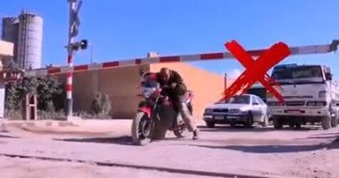 وزارة النقل تحذر من اقتحام مزلقانات القطارات وإلقاء المخلفات على القضبان