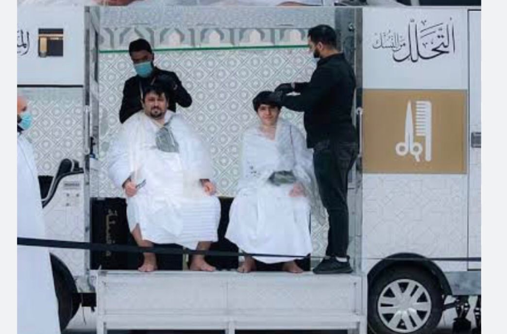 لأول مرة للمعتمرين.. عربات متنقلة للتحلل من النسك داخل الحرم خلال رمضان ..صور