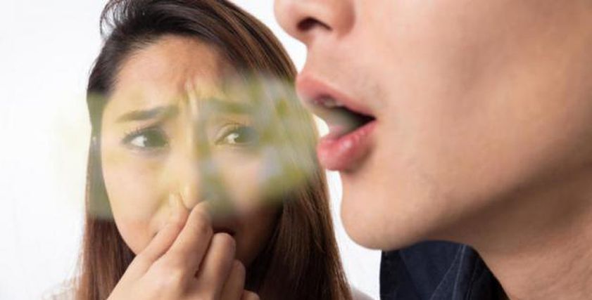 كيف تتخلص من رائحة الفم الكريهة في نهار شهر رمضان؟ (فيديو)