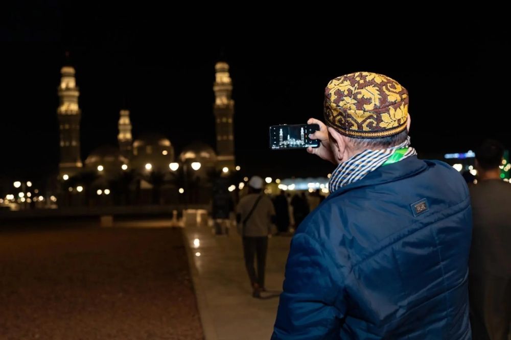 ضيوف برنامج خادم الحرمين يزورون مقبرة شهداء أحد ومسجد قباء